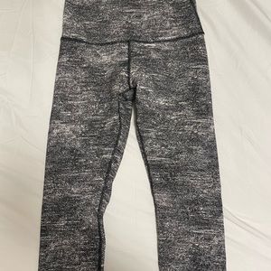Like new LULULEMON wunder under knit cropped leggings